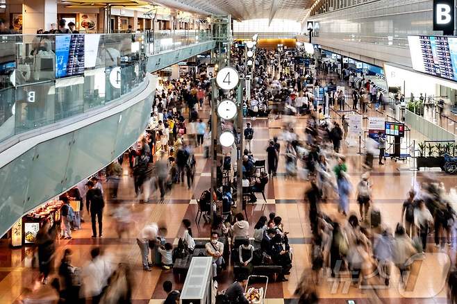 일본 도쿄 하네다 공항이 여객들로 붐비고 있다. 2024.04.29/ ⓒ AFP=뉴스1