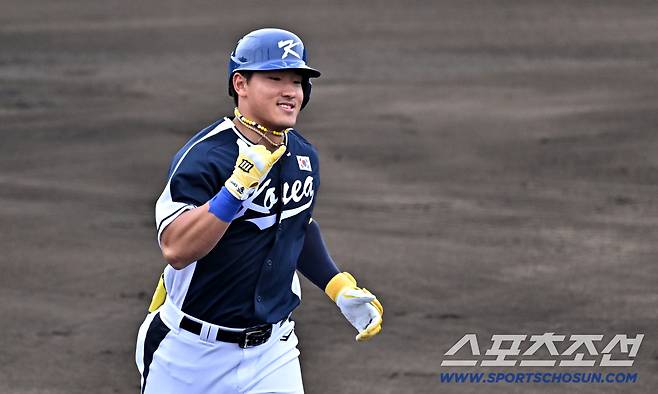 안현민이 20일 일본 오키나와 온나손 아카마 구장에서 열린 삼성 라이온즈의 평가전서 홈런을 터뜨린 뒤 홈인하고 있다. 오키나와(일본)=박재만 기자 pjm@sportschosun.com
