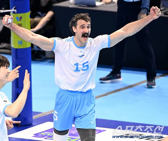 22일 인천 계양체육관에서 열린 V리그 남자부 대한항공과 현대캐피탈의 경기, 대한항공 러셀이 팀 동료의 득점에 환호하고 있다. 인천=허상욱 기자wook@sportschosun.com/2026.02.22/