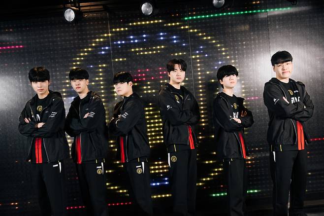 BNK 피어엑스는 창단 후 처음으로 5전 3선승제에서 강팀 T1을 꺾으며 LCK컵 결승진출전에 올랐다. 사진제공=LCK