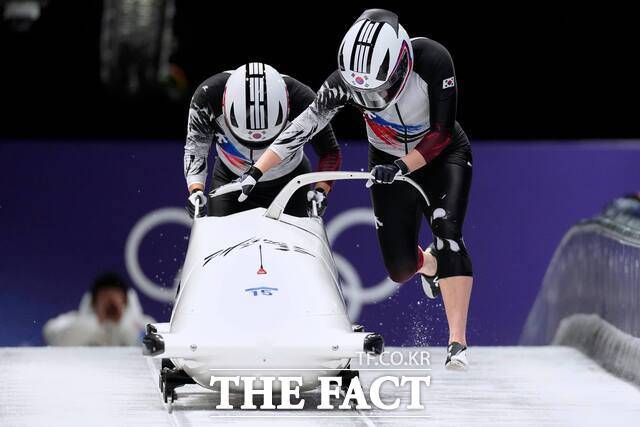 김유란(오른쪽)과 전은지가 20일(현지 시간) 이탈리아 코르티나담페초 코르티나 슬라이딩 센터에서 열린 2026 밀라노·코르티나담페초 동계올림픽 봅슬레이 여자 2인승 경기를 펼치고 있다./뉴시스