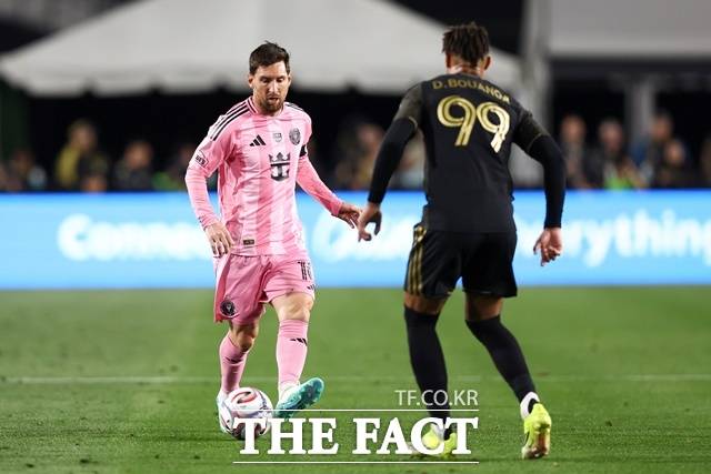 '손메 대전'으로 관심을 모은 '축구의 신' 리오넬 메시(왼쪽)가 LAFC의 데니스 부앙가를 상대로 돌파를 시도하고 있다./LA=AP.뉴시스