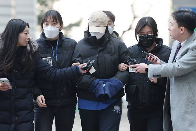 서울 강북구 모텔에서 남성 2명을 잇따라 숨지게 한 혐의를 받는 20대 여성 김모(가운데)씨가 지난 12일 영장실질심사를 받기 위해 서울북부지법에 출석하고 있다./뉴스1