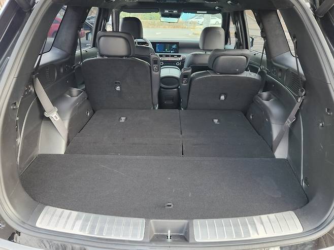 팰리세이드 하이브리드의 3열을 접은 후 적재 공간. /진상훈 기자