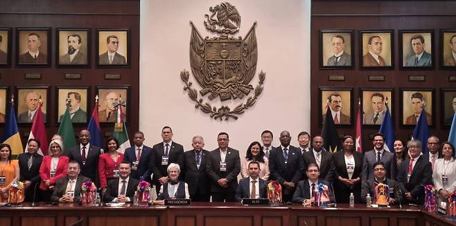 20일(현지시간) 멕시코 케레타로에서 열린 라틴아메리카·카리브 우주기구(ALCE) 제1차 대면 총회에서 참가자들이 기념 촬영을 하고 있다. 항우연 제공