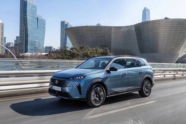 푸조 ‘올 뉴 5008 스마트 하이브리드’ 주행 모습. 스텔란티스코리아 제공