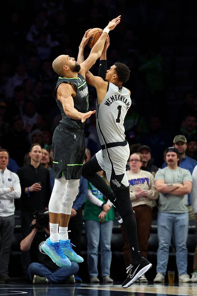 <yonhap photo-3746=""> MINNEAPOLIS, MINNESOTA - JANUARY 11: Victor Wembanyama #1 of the San Antonio Spurs goes up for a shot against Rudy Gobert #27 of the Minnesota Timberwolves in the first quarter at Target Center on January 11, 2026 in Minneapolis, Minnesota. NOTE TO USER: User expressly acknowledges and agrees that, by downloading and or using this photograph, User is consenting to the terms and conditions of the Getty Images License Agreement. David Berding/Getty Images/AFP (Photo by David Berding / GETTY IMAGES NORTH AMERICA / Getty Images via AFP)/2026-01-12 10:16:40/ <저작권자 ⓒ 1980~2026 ㈜연합뉴스. 무단 전재 재배포 금지, AI 학습 및 활용 금지></yonhap>