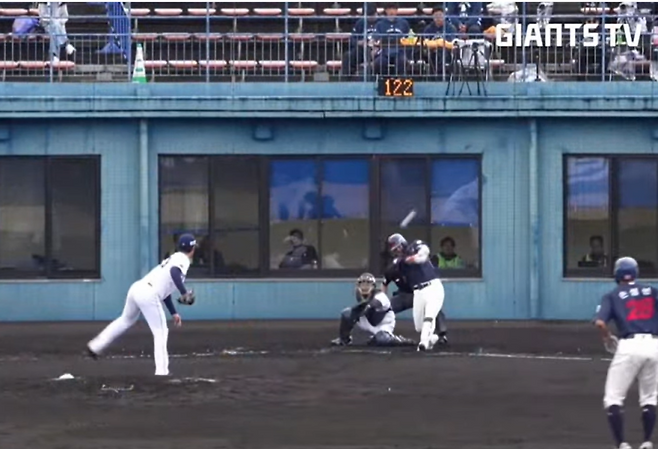 김민성이 22일 일본 미야자키에서 열린 세이부 라이온즈와의 실전 경기 9회 초 공격에서 장타를 치고 있다. 사진=자이언츠 TV 캡처