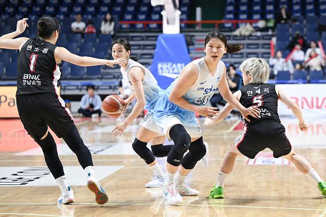 22일 부산 BNK전을 승리하며 시즌 첫 연승에 성공한 신한은행 선수들의 공격 전개 모습. WKBL 제공