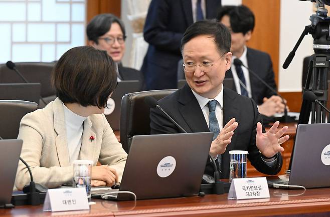 오현주 국가안보실 3차장과 봉욱 민정수석이 지난달 15일 대통령 수석·보좌관 회의가 열리는 청와대에서 대화하고 있다. 청와대사진기자단