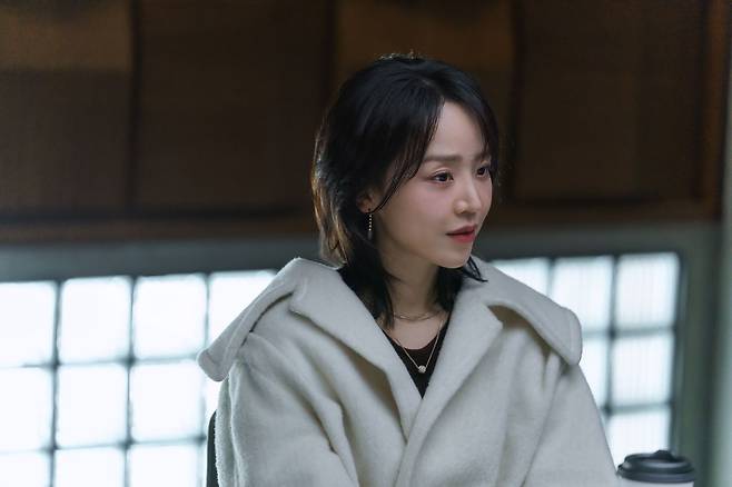 13일 공개된 넷플릭스 시리즈 '레이디 두아'는 세상을 바꿀 수 없어 자신의 정체를 바꾸기로 한 사라킴(신혜선)과 그의 행적을 좇는 형사 박무경(이준혁)의 이야기다. 사진 넷플릭스