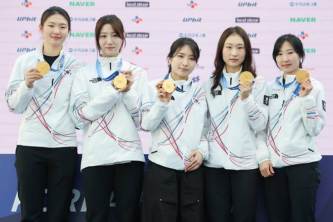 쇼트트랙 여자 3,000m에서 금메달을 딴 대표팀 선수들이 21일(현지시간) 이탈리아 밀라노 코리아하우스에서 열린 기자회견에서 메달을 들고 기념촬영을 하고 있다. 왼쪽부터 심석희, 노도희, 김길리, 최민정, 이소연. 2026.2.21 연합뉴스