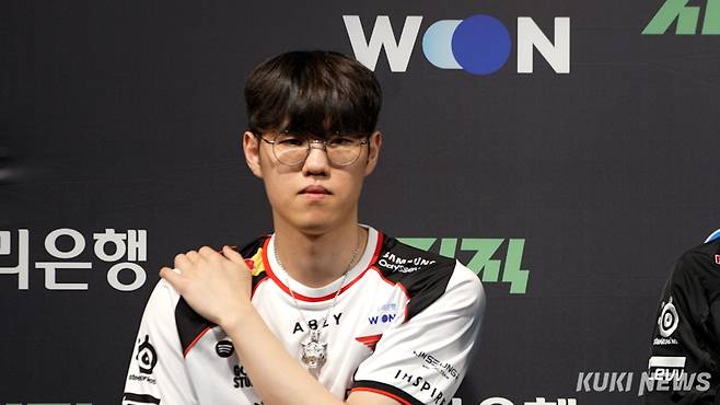 ‘오너’ 문현준이 22일 오후 5시 서울 종로구 치지직 롤파크 LCK 아레나에서 열린 ‘2026 LCK컵’ 플레이오프 패자조 3라운드 디플러스 기아와 경기가 끝나고 기자회견에 참석하고 있다. 쿠키뉴스