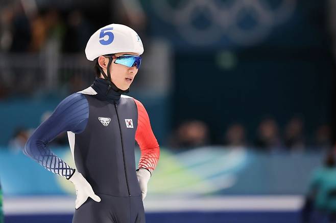 스피드스케이팅의 정재원이 21일(현지시간) 이탈리아 밀라노 스피드스케이팅 스타디움에서 열린 2026 밀라노·코르티나담페초 동계올림픽 남자 매스스타트 결승전을 마친 뒤 아쉬워하고 있다. 밀라노=최현규 기자