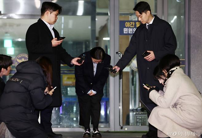 전직 매니저들에게 갑질을 했다는 등의 의혹에 휩싸인 개그우먼 박나래가 20일 밤 서울 강남경찰서에서 피고발인 조사를 마치고 나오며 고개 숙여 인사하고 있다. /사진=뉴스1