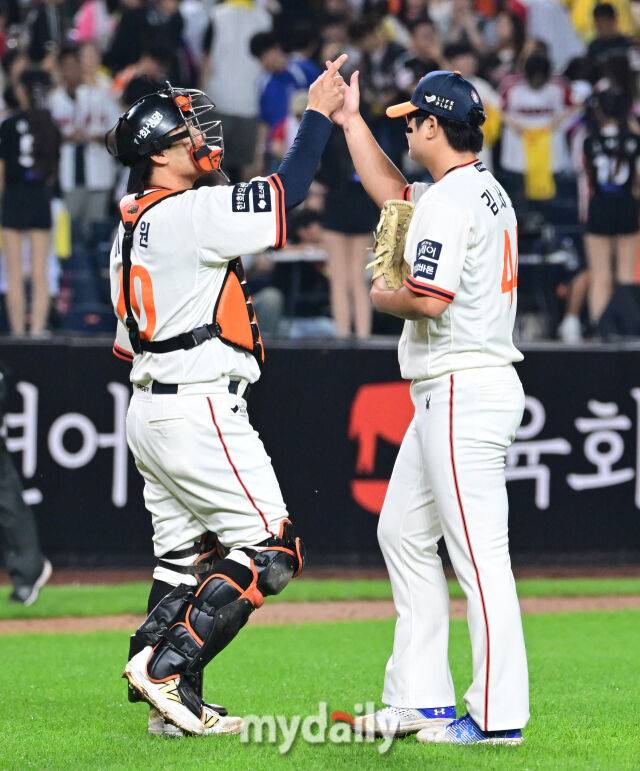 2025년 9월 26일 오후 대전 한화생명 볼파크에서 열린 '2025 신한 SOL뱅크 KBO 리그' LG 트윈스와 한화 이글스의 경기. 한화 김서현과 이재원이 4-1로 승리한 뒤 기뻐하고 있다./마이데일리