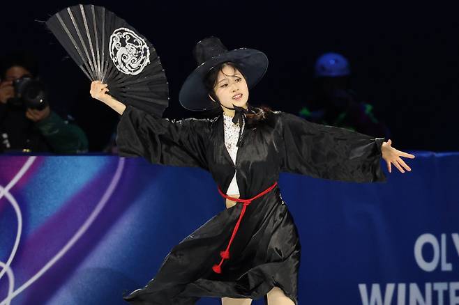 21일(현지 시각) 이탈리아 밀라노 아이스스케이팅 아레나에서 열린 2026 밀라노ㆍ코르티나담페초동계올림픽 피겨스케이팅 갈라쇼에서 이해인이 넷플릭스 케이팝데몬헌터스 삽입곡 '유어 아이돌'(Your Idol)'에 맞춰 연기를 펼치고 있다. 연합뉴스