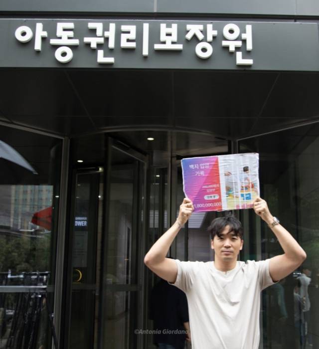 ▲아동권리보장원 앞에서 입양정보공개 제도에 대한 문제제기를 하고 있는 필자. ⓒ필자 제공