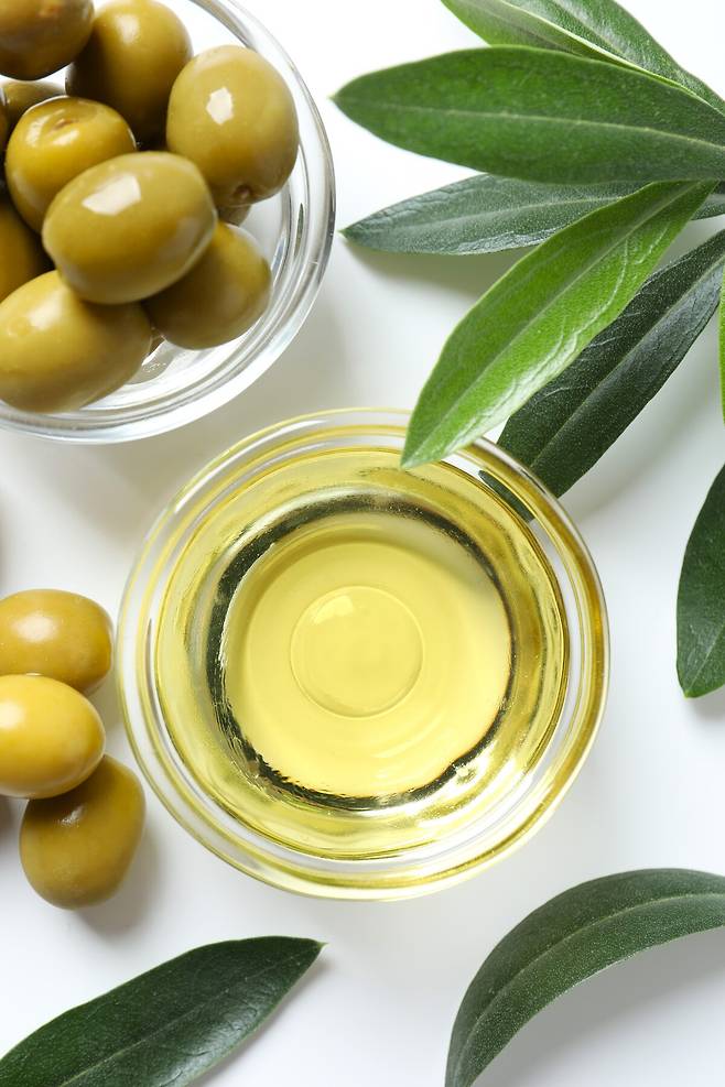 올리브오일은 ‘좋은 지방’으로 알려져 있지만, 열량이 높은 식품인 만큼 과도한 섭취에는 주의가 필요하다. 게티이미지뱅크