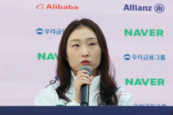 지난 21일(현지시간) 이탈리아 밀라노 코리아하우스에서 열린 쇼트트랙 대표팀 기자회견에서 최민정이 취재진 질문에 답하고 있다. 밀라노=연합뉴스