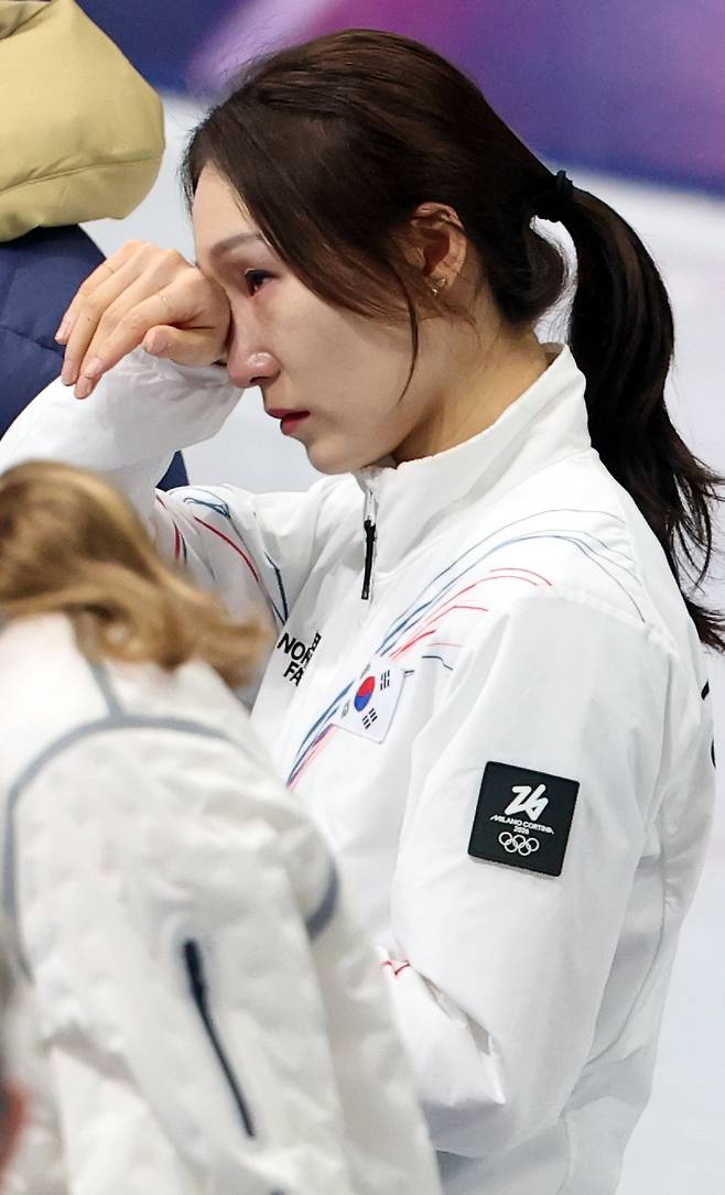 20일 (현지시간) 이탈리아 밀라노 아이스 스케이팅 아레나 경기장에서 열린 2026 밀라노·코르티나담페초 동계올림픽 쇼트트랙 여자 1500m 결승에서 은메달을 획득한 최민정이 시상대에서 눈물을 흘리고 있다. 밀라노=뉴스1