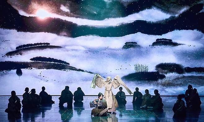 움직이는 수묵화 같은 무대와 화려한 춤·의상, 한국 전통음악과 서양 오케스트라가 결합된 27곡의 넘버 그리고 정련된 노래로 열연하는 배우들이 한국 창작 뮤지컬의 또 다른 성취를 보여준 뮤지컬 ‘몽유도원’. 에이콤 제공