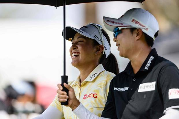 동반 라운드를 하고 있는 티띠꾼(왼쪽)과 김효주. 사진 제공=AFP연합뉴스