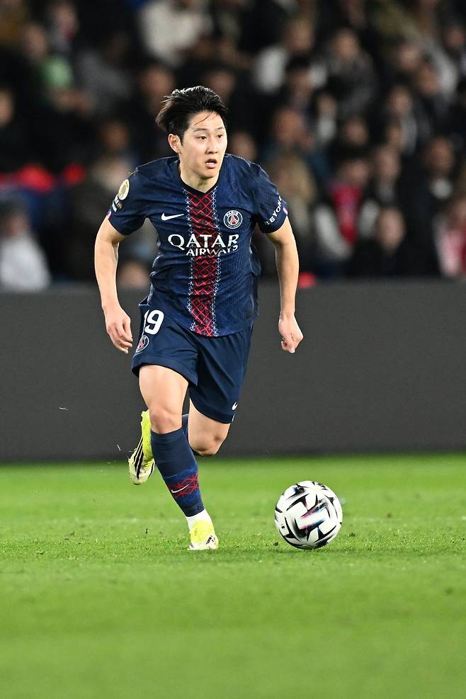 PSG 이강인이 22일 파르크 데 프랭스에서 열린 FC 메스와 프랑스 리그앙 23라운드 홈경기에서 드리블 돌파에 나서고 있다. 새해 첫 선발 출전한 경기였다. 파리|AP뉴시스