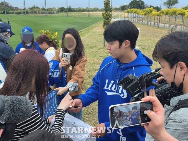 삼성 원태인(오른쪽에서 두 번째)이 지난 20일 일본 오키나와현 온나손의 아카마 볼파크를 찾은 팬들에게 사인해주고 있다. /사진=김동윤 기자