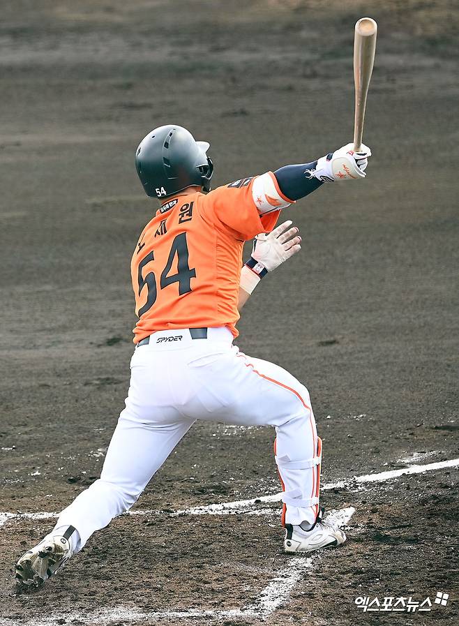 한화 이글스 루키 외야수 오재원이 22일 일본 오키나와 니시자키 구장에서 열린 일본프로야구 지바롯데 마린스와의 연습경기에서 1회초 안타를 기록했다. 사진 고아라 기자