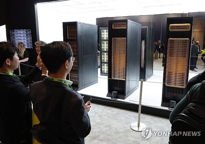 데이터센터에 들어갈 엔비디아 랙 (라스베이거스=연합뉴스) 김성민 기자 = CES 개막일인 6일(현지시간) 미국 네바다주 라스베이거스 퐁텐블루 호텔 엔비디아 부스에 데이터센터에 들어갈 랙이 놓여 있다. 2026.1.7 ksm7976@yna.co.kr