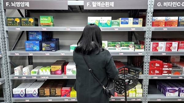 소비자가 23일 창원의 창고형 약국 진열대에 놓인 일반의약품을 살펴보고 있다. /이원재 기자