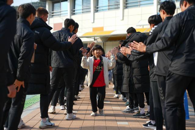 경남FC 팬미팅 행사에서 선수단과 참석자들이 하이파이브를 하고 있다. 오른쪽 사진은 선수단과 참석자들이 서로 캐리커처를 그려주고 있는 모습./경남FC/