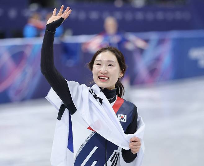 20일(현지시간) 이탈리아 밀라노 아이스스케이팅 아레나에서 열린 2026 밀라노ㆍ코르티나담페초 동계올림픽 쇼트트랙 여자 1,500m 결승에서 은메달을 획득한 최민정이 태극기를 들고 트랙을 돌고 있다. 사진=연합뉴스