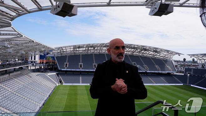 지난 20일 오후(현지시간) 미국 로스앤젤레스 BMO 스타디움에서 기자 간담회 중인 래리 프리드먼 LAFC 대표