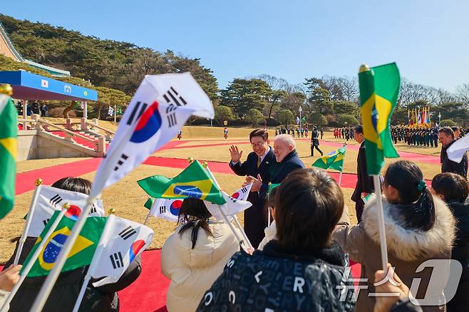 이재명 대통령이 23일 국빈 방한한 브라질 루이스 이나시우 룰라 다 시우바 대통령과 정상회담에 앞서 열린 공식 환영식에서 어린이들에게 환영을 받고 있다. (청와대 제공. 재판매 및 DB 금지) 2026.2.23 ⓒ 뉴스1 허경 기자