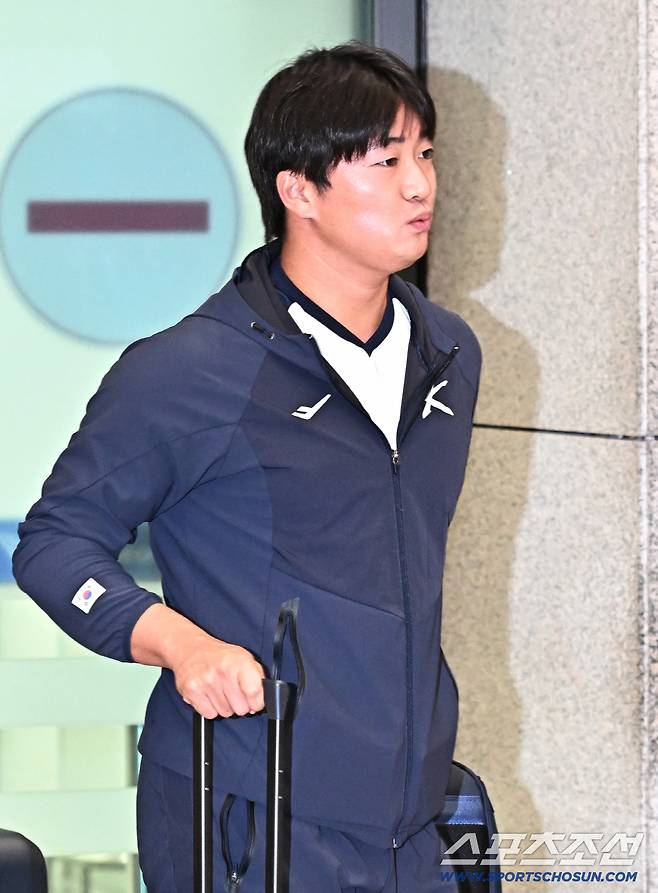 20일 오후 야구국가대표팀 선수들이 인천공항 제1터미널을 통해 귀국했다. 입국장을 나서고 있는 고우석. 인천공항=송정헌 기자songs@sportschosun.com/2026.01.20/