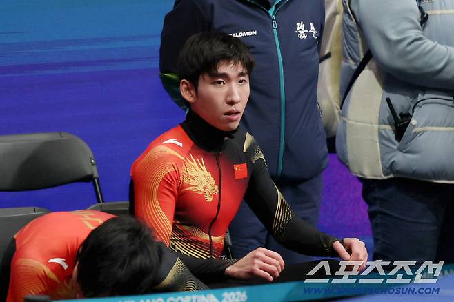 중국 쇼트트랙 선수 린샤오쥔(한국명 임효준)이 14일(현지시간) 이탈리아 밀라노 아이스스케이팅 아레나에서 열린 2026 밀라노 코르티나담페초 동계올림픽 쇼트트랙 남자 1500m 준준결승에서 4위를 기록한 후 경기장을 나서고 있다. 밀라노(이탈리아)=송정헌 기자songs@sportschosun.com/2026.02.15/