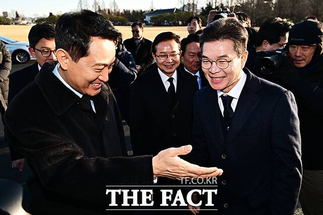 오세훈 서울시장(왼쪽)과 정원오 성동구청장이 새해 첫 날인 1일 오전 서울 동작구 국립서울현충원에서 인사를 하고 있다. /배정한 기자