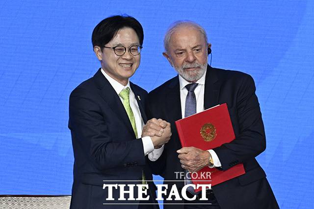 룰라 대통령이 김정관 산업통상부 장관과 기념사진을 촬영하고 있다.