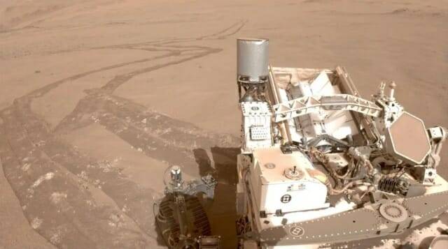 퍼시비어런스 로버 카메라로 촬영한 이미지. 이미지 오른쪽 하단에 로버가 보이고 그 뒤로는 화성의 표면 위로 길게 뻗은 타이어 자국이 보인다. (출처=NASA/JPL-칼텍)