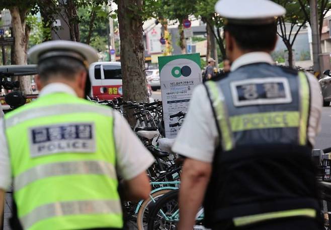 2024년 8월 경찰들이 서울시 공공자전거 '따릉이' 보관소 일대를 단속하고 있다. 연합뉴스