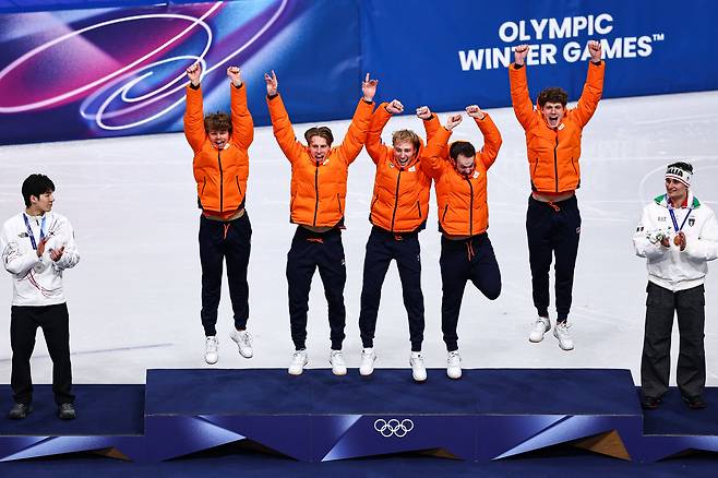 20일 쇼트트랙 남자 5000m 계주에서 금메달을 따낸 네덜란드 선수들이 시상대에서 점프하며 기뻐하고 있다./로이터 연합뉴스