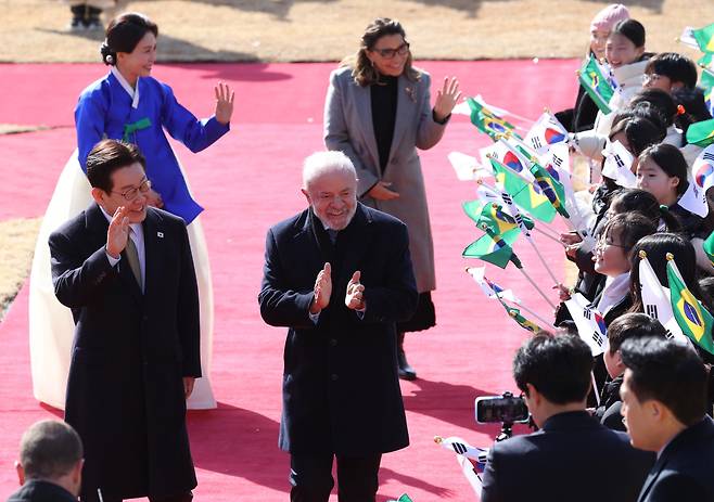 이재명 대통령과 브라질 루이스 이나시우 룰라 다 시우바 대통령이 23일 청와대에서 열린 공식 환영식에서 어린이들과 인사하고 있다./뉴시스