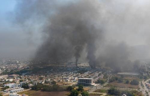22일 멕시코 푸에르토 바야르타에서 폭력사태 후 연기가 피어오르는 모습. EPA 연합뉴스