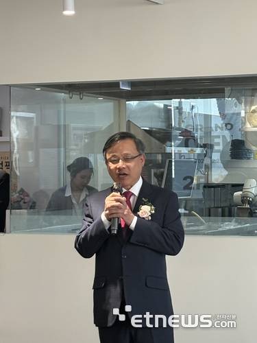 이근갑 바른치킨 대표가 23일 바른치킨 여의도R점에서 열린 그랜드 오픈 행사에서 기념사를 하고 있다.