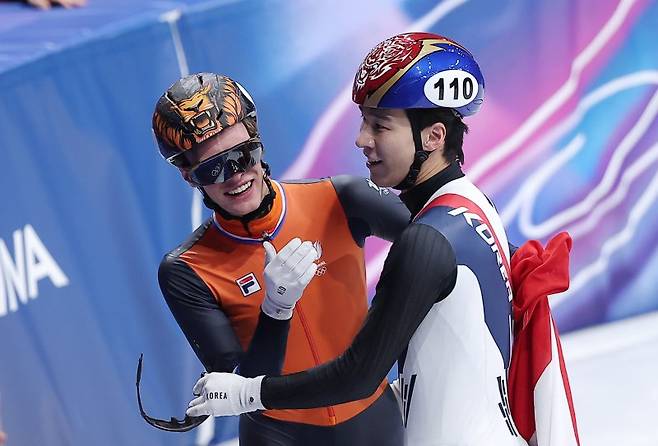 올림픽 3관왕에 빛나는 반트바우트(왼쪽)와 황대헌.연합뉴스