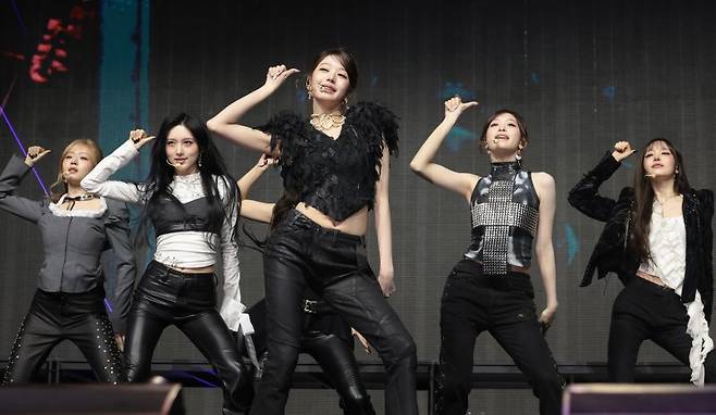 (서울=뉴스1) 권현진 기자 = 그룹 아이브(IVE)가 23일 서울 광진구 예스24라이브홀에서 가진 정규 2집 'REVIVE+(리바이브 플러스)' 발매 쇼케이스에서 타이틀 곡 ‘블랙홀’을 선보이고 있다. 2026.2.23/뉴스1 /사진=뉴스1화상