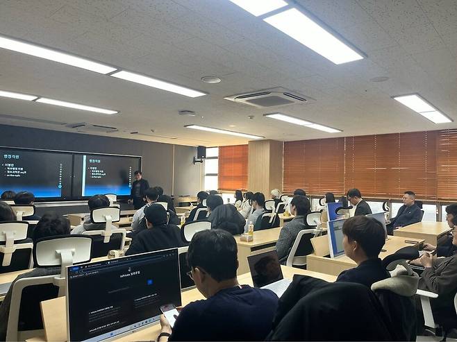 2024학년도 3월 정보보호학과 첫 신입생들을 환영하며 학과 소개를 하고 있는 모습. 숭실대 제공