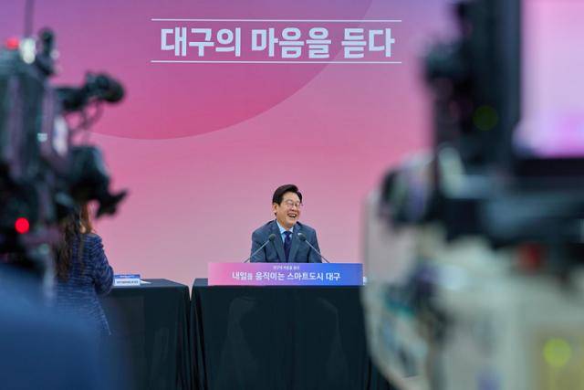 이재명 대통령이 2025년 10월 24일 대구 북구 엑스코에서 열린 ‘대구의 마음을 듣다-미래산업을 선도하는 메디컬 스마트 도시’ 행사에 참석해 시민들의 의견을 듣고 있다. 이 대통령 SNS 캡쳐